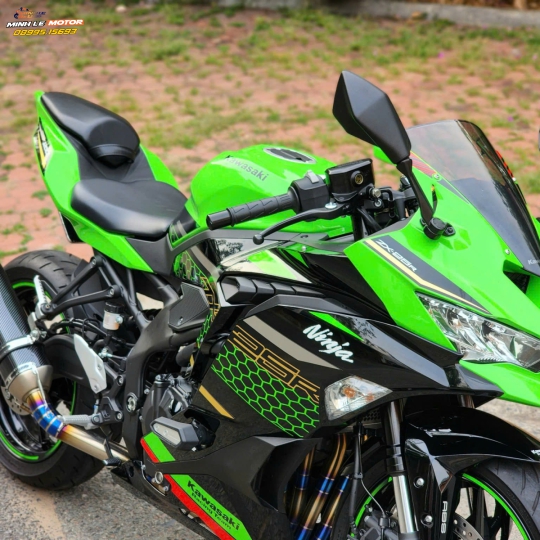 KAWASAKI ZX25R 